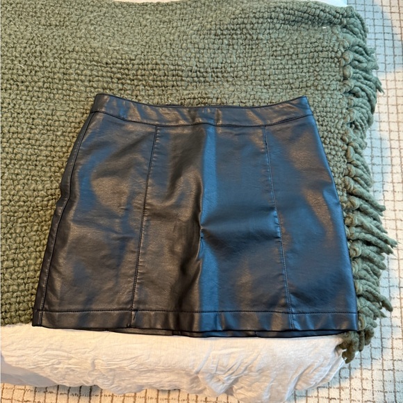 Forever 21 Black Pencil Mini Skirt Night Out - Picture 1 of 2